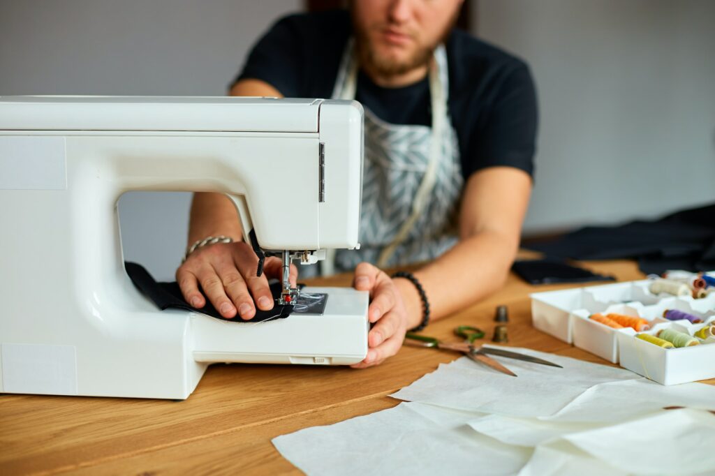 Création de vêtements avec une machine à coudre