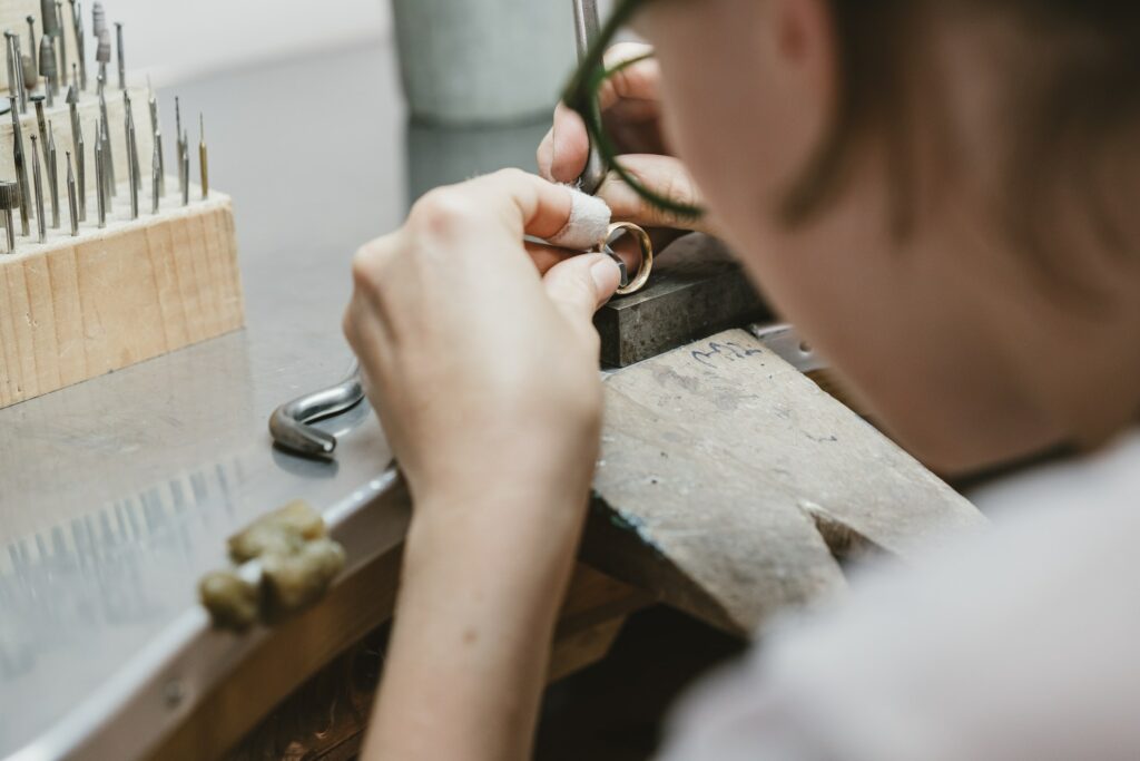 Confection d'une bague en or