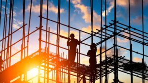 deux ouvrier dans le bâtiment sur un échafaudage