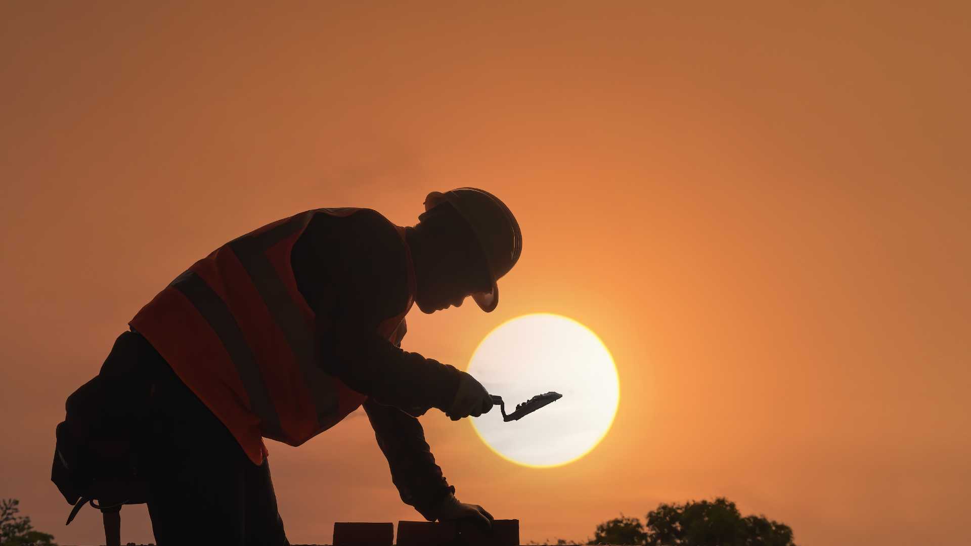 Artisan dans le bâtiment en train de travailler