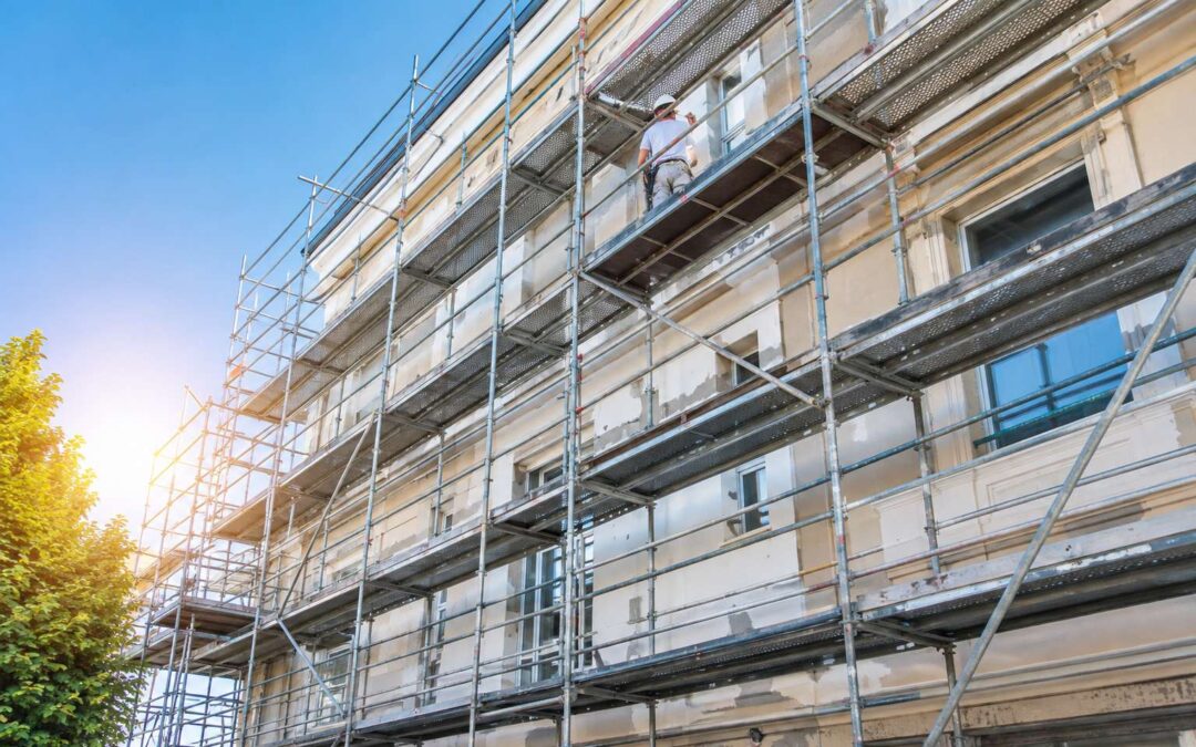 Pourquoi anticiper la pose d’un échafaudage avant des travaux de ravalement ?
